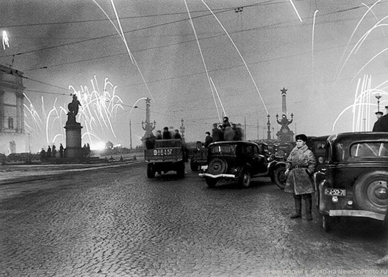 Салют в честь снятия блокады Ленинграда 27 января 1944
